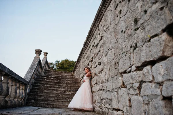 Skvělé svatební pár chůzi po celém území hradu na t — Stock fotografie