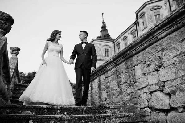 Märchenhaftes Hochzeitspaar auf dem Burggelände — Stockfoto