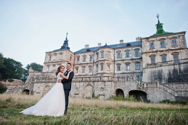 Казкова весільна пара позує перед старим середньовічним замком — стокове фото