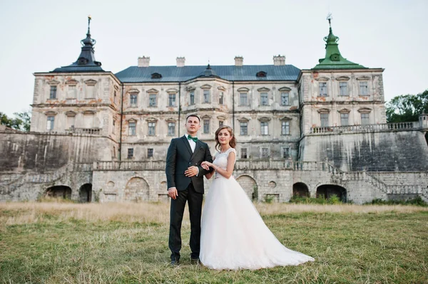 Казкова весільна пара позує перед старим середньовічним замком — стокове фото