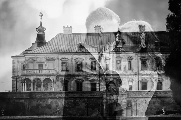 Foto conceptual de pareja de boda besándose con un viejo castillo en — Foto de Stock