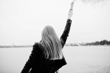 Deri ceketli şık kız kış d pembe duman flare tutun