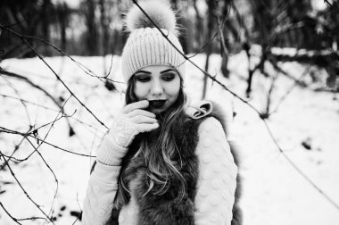 Şık kız kürk manto ve şapkalar, kış orman.