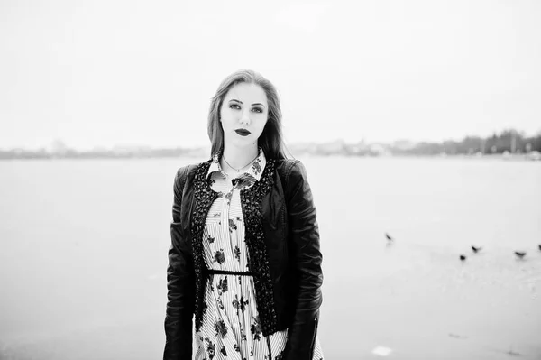 Menina elegante em jaqueta de couro no dia de inverno contra o lago congelado — Fotografia de Stock