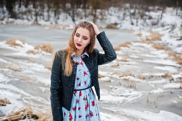 时尚女孩在皮革夹克在冬天天反对结冰的湖 — 图库照片