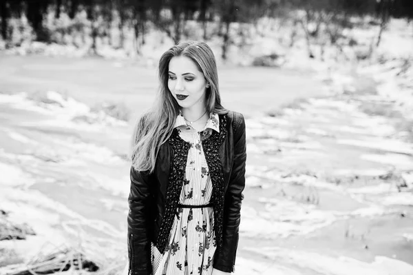 Elegáns lány bőrkabát téli napon ellen a befagyott tó — Stock Fotó