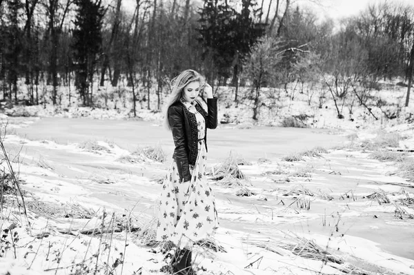 Stylisches Mädchen in Lederjacke am Wintertag gegen zugefrorenen See — Stockfoto