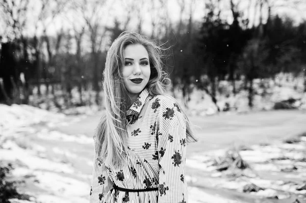 Stilvolles Mädchen im Kleid an einem Wintertag gegen den zugefrorenen See. — Stockfoto
