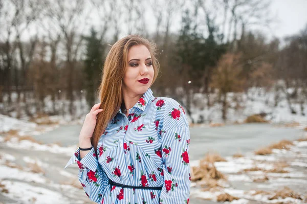 Menina elegante no vestido no dia de inverno contra o lago congelado . — Fotografia de Stock