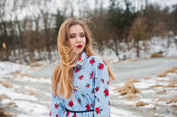 Gadis bergaya berpakaian di musim dingin melawan danau beku . — Stok Foto