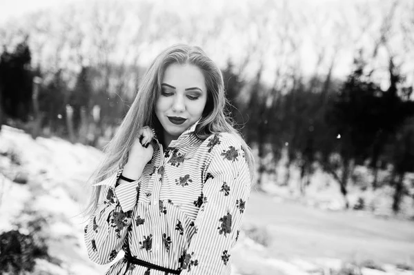 Chica con estilo en vestido en el día de invierno contra el lago congelado . —  Fotos de Stock