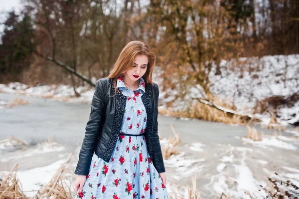 Chica con estilo en chaqueta de cuero en el día de invierno contra el lago congelado —  Fotos de Stock