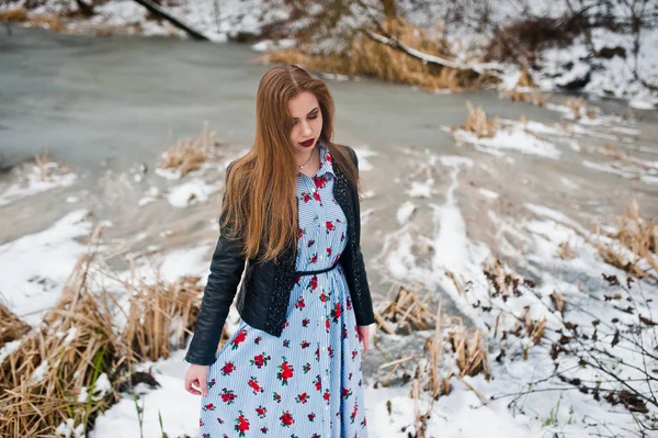 Menina elegante em jaqueta de couro no dia de inverno contra o lago congelado — Fotografia de Stock