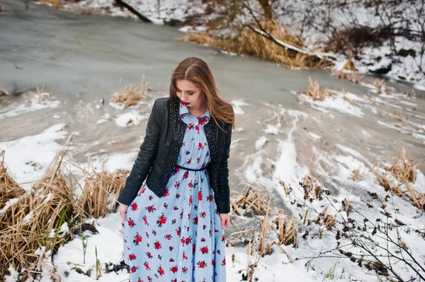 Chica con estilo en chaqueta de cuero en el día de invierno contra el lago congelado —  Fotos de Stock