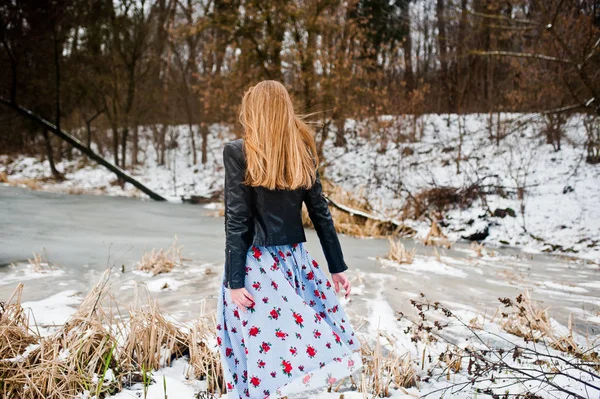 Menina elegante em jaqueta de couro no dia de inverno contra o lago congelado — Fotografia de Stock