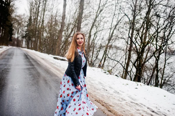 Menina elegante em jaqueta de couro no dia de inverno na estrada . — Fotografia de Stock