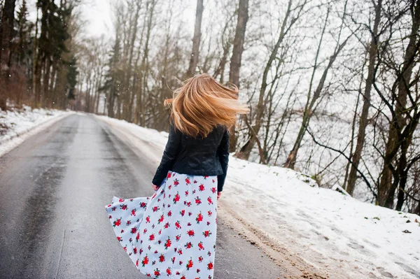 Menina elegante em jaqueta de couro no dia de inverno na estrada . — Fotografia de Stock