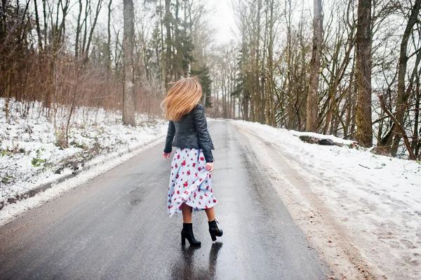 Menina elegante em jaqueta de couro no dia de inverno na estrada . — Fotografia de Stock