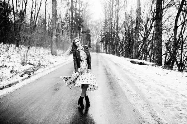 Elegante ragazza in giacca di pelle in giorno d'inverno su strada . — Foto Stock