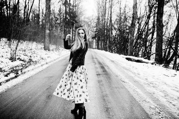 Κομψό κορίτσι με δερμάτινο σακάκι χειμώνα ημέρα στον δρόμο. — Φωτογραφία Αρχείου