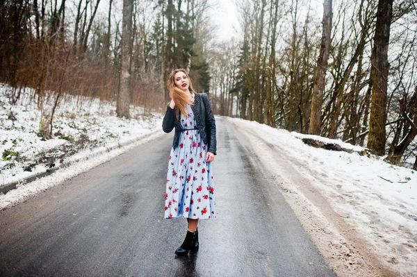겨울 날도 가죽 재킷에 세련 된 소녀. — 스톡 사진