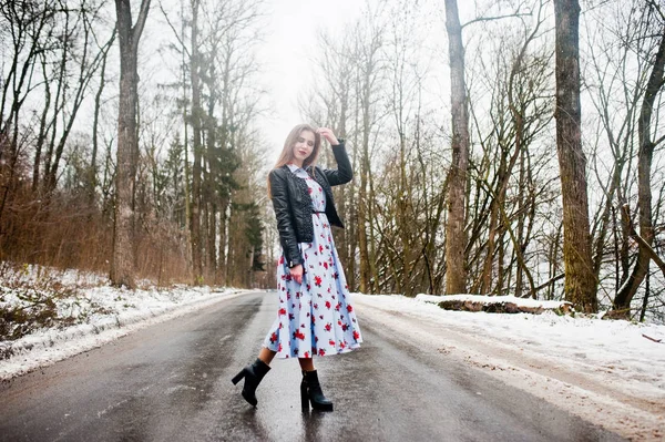 Chica con estilo en chaqueta de cuero en el día de invierno en la carretera . — Foto de Stock