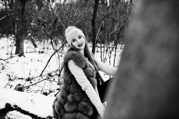 Chica con tirantes en el día de invierno desgaste en abrigo de piel y ropa de cabeza . —  Fotos de Stock