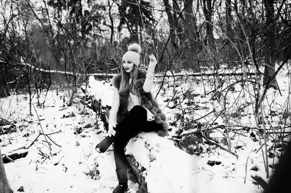 Elegáns lány bundáját és a téli erdő fejfedők. — Stock Fotó