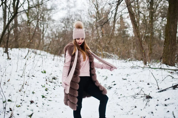 Stylová holka v kožichu a čepice v zimním lese. — Stock fotografie