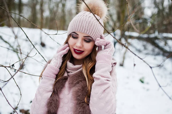 Chica con tirantes en el día de invierno desgaste en abrigo de piel y ropa de cabeza . —  Fotos de Stock