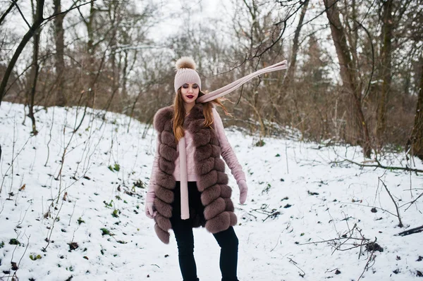 Стильная девушка в шубе и головном уборе в зимнем лесу . — стоковое фото