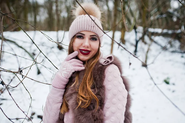Chica con tirantes en el día de invierno desgaste en abrigo de piel y ropa de cabeza . —  Fotos de Stock