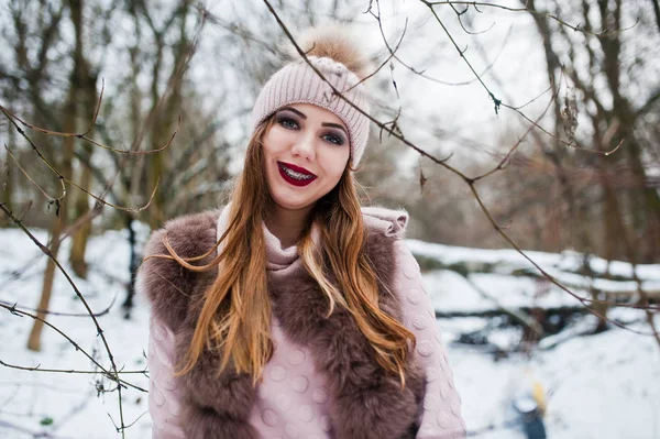 Chica con tirantes en el día de invierno desgaste en abrigo de piel y ropa de cabeza . —  Fotos de Stock