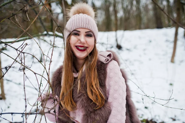 Chica con tirantes en el día de invierno desgaste en abrigo de piel y ropa de cabeza . —  Fotos de Stock