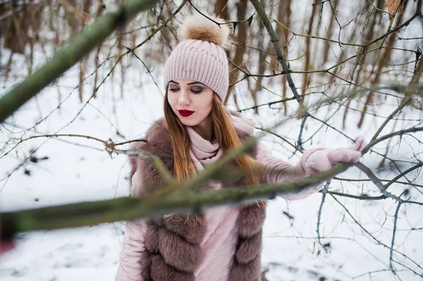 Fille élégante en manteau de fourrure et coiffure à la forêt d'hiver . — Photo