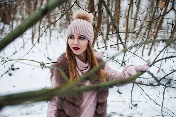 Menina elegante em casaco de pele e headwear na floresta de inverno . — Fotografia de Stock