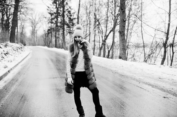 Κομψό κορίτσι στο γούνινο παλτό και καπέλα χειμώνα ημέρα στον δρόμο. — Φωτογραφία Αρχείου