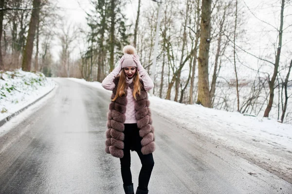 Menina elegante em casaco de pele e headwear no dia de inverno na estrada . — Fotografia de Stock
