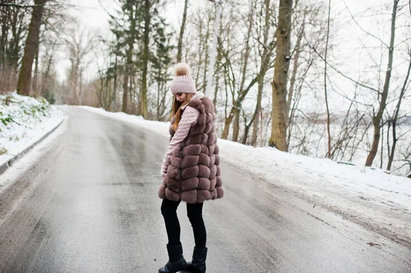 모피 코트와도 겨울 날에 모자에 세련 된 소녀. — 스톡 사진