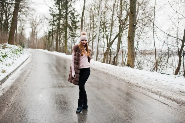 Fille élégante en manteau de fourrure et coiffure à la journée d'hiver sur la route . — Photo