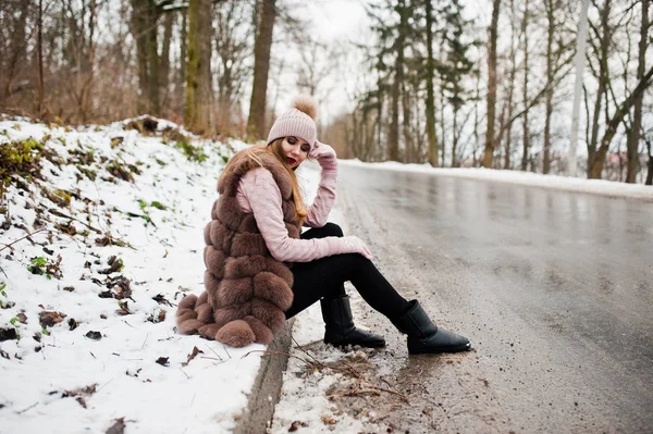 Κομψό κορίτσι στο γούνινο παλτό και καπέλα χειμώνα ημέρα στη συνεδρίαση β — Φωτογραφία Αρχείου