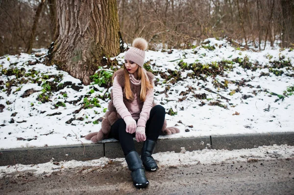 모피 코트와 앉아 b에 겨울 날에 모자에 세련 된 소녀 — 스톡 사진