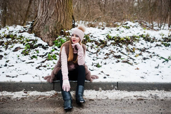 Fille élégante en manteau de fourrure et coiffure à la journée d'hiver sur assis b — Photo