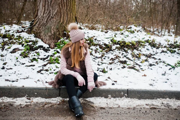 Menina elegante em casaco de pele e headwear no dia de inverno na sessão b — Fotografia de Stock