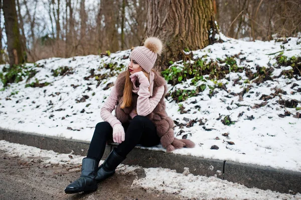 Fille élégante en manteau de fourrure et coiffure à la journée d'hiver sur assis b — Photo