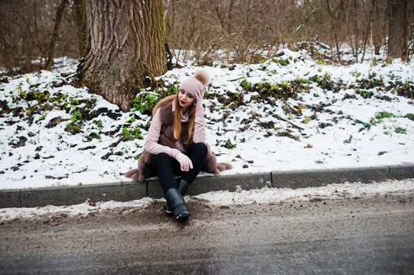 Elegante ragazza in pelliccia e copricapo durante la giornata invernale seduta b — Foto Stock