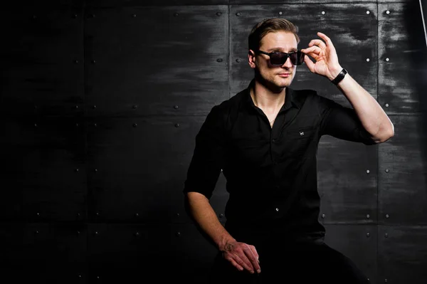 Студийный портрет стильного мужчины носить на черной рубашке и очках — стоковое фото