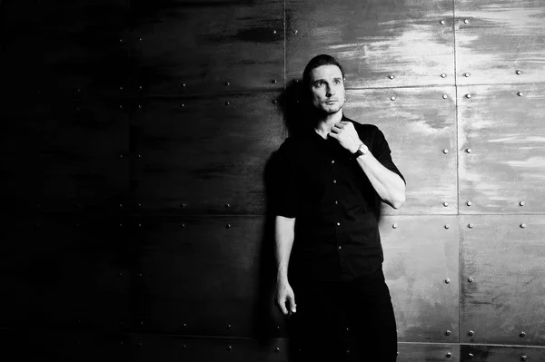 Çelik karşı siyah gömlek giymek şık adam portresi stüdyo — Stok fotoğraf