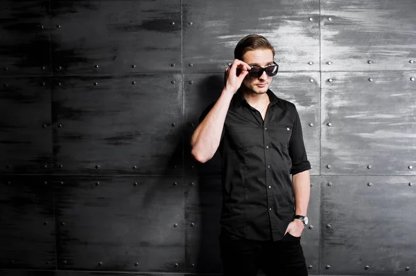 Studiový portrét stylové muže nosit na černou košili a brýle — Stock fotografie