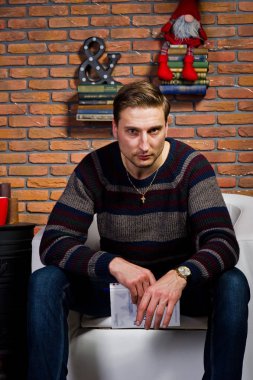 Kitap İsa karşı sandalyeye oturan adam portresi stüdyo